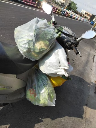 ▲▼男子騎車送菜卻被誤認為資源回收。（圖／翻攝自Facebook／爆怨公社）