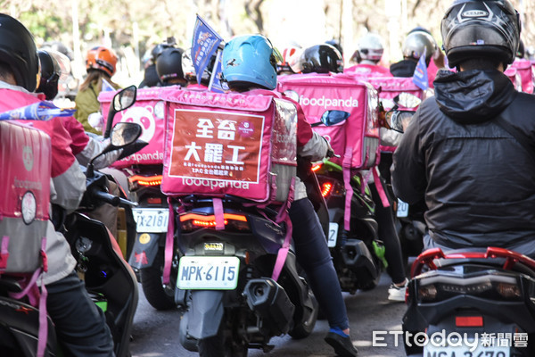 ▲台北市美食外送司機產業工會籌備會，food panda熊貓外送員抗議。（圖／記者林敬旻攝）