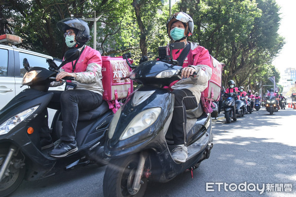 ▲台北市美食外送司機產業工會籌備會，food panda熊貓外送員抗議。（圖／記者林敬旻攝）