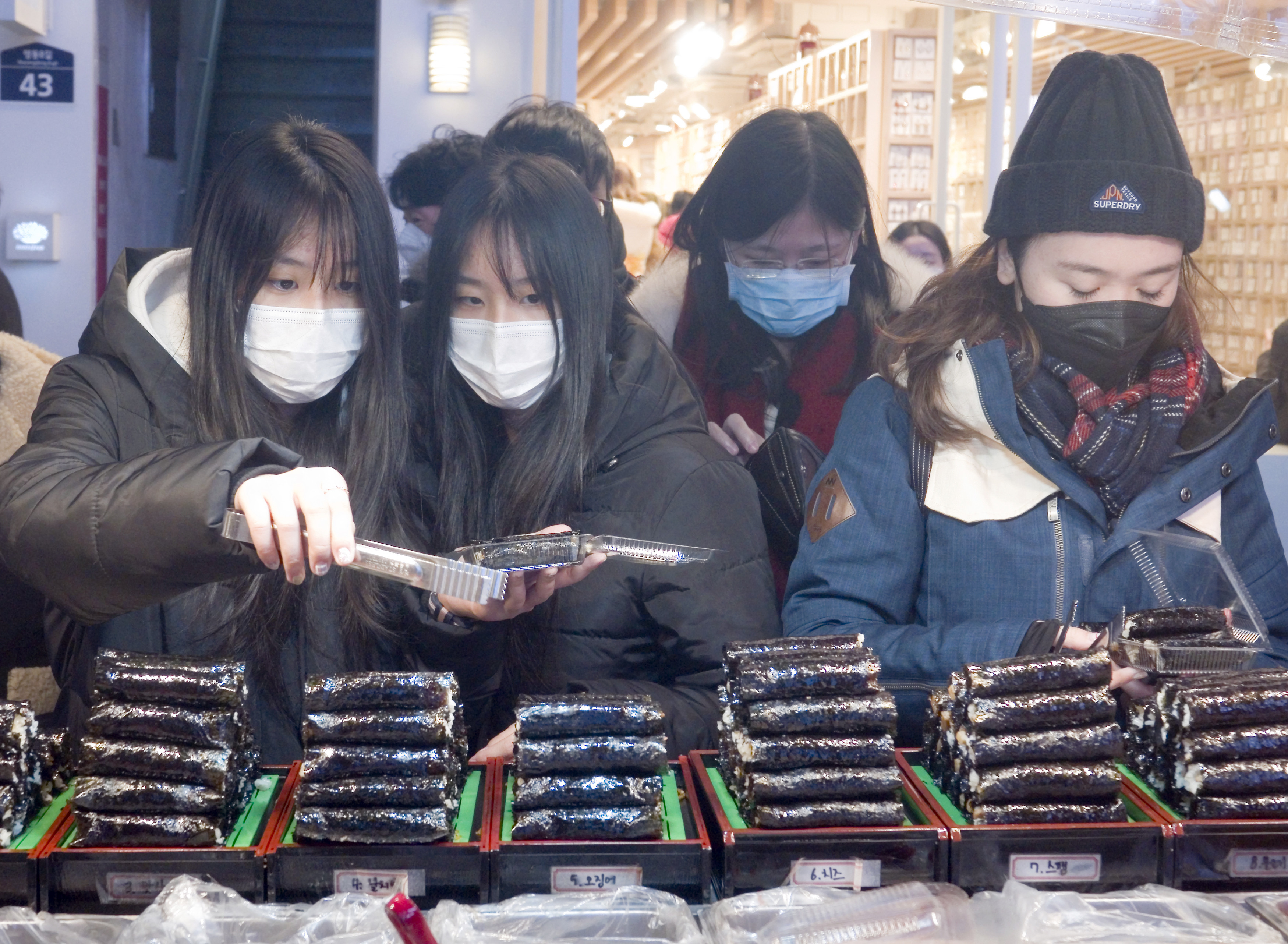 ▲▼ 南韓首爾明洞遊客戴上口罩。（圖／達志影像）