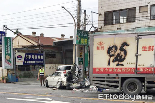 ▲雲林縣虎尾鎮頂南路12日下午發生一起汽車連環追撞事故，共有5輛車撞在一起，現場一片狼籍。（圖／記者蔡佩旻翻攝）