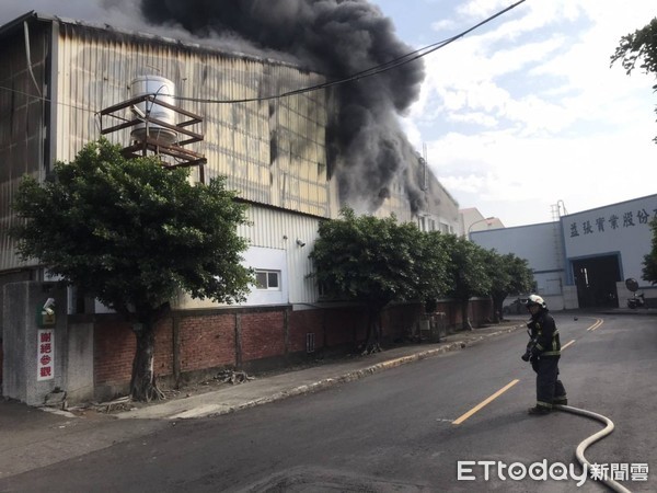 ▲埤頭鄉工業區內1間塑膠回收工廠大火。（圖／彰化縣消防局提供）