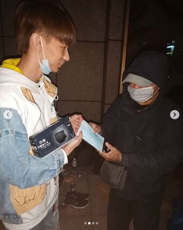▲小玉發口罩給台北車站的遊民。（圖／翻攝自小玉Instagram）