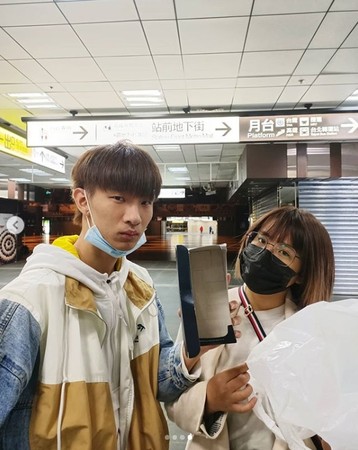 ▲小玉發口罩給台北車站的遊民。（圖／翻攝自小玉Instagram）