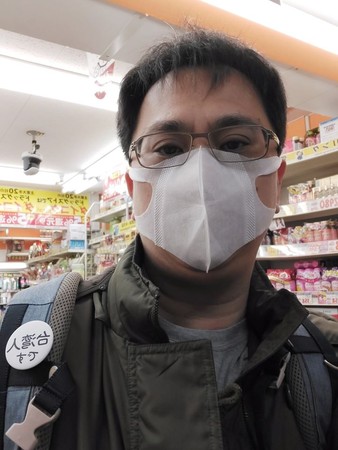 ▲486先生在日本戴「我是台灣人」胸章。（圖／翻攝自Facebook／486先生）