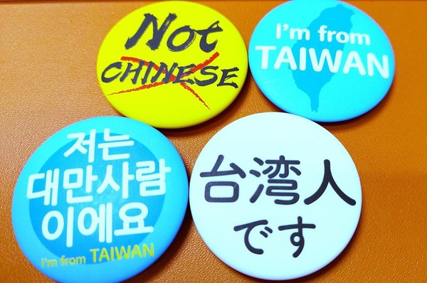 ▲486先生在日本戴「我是台灣人」胸章。（圖／翻攝自Facebook／486先生）