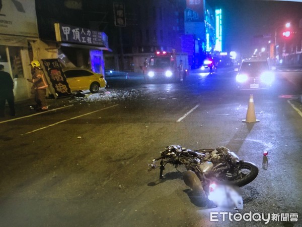 ▲台南市永康區中正南路與中央路口發生死亡車禍，女科大生騎機車載同學，疑因未遵守2段式左轉，遭直行的計程車撞飛，造成1死2傷，現場機車零件散落一地。（圖／記者林悅翻攝，下同）