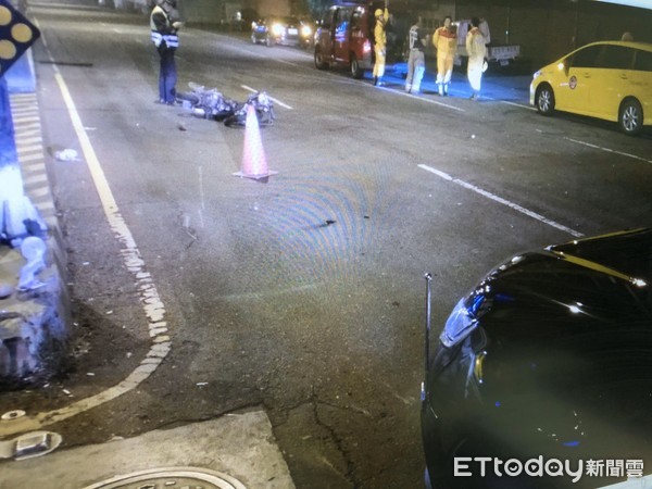 ▲台南市永康區中正南路與中央路口發生死亡車禍，女科大生騎機車載同學，疑因未遵守2段式左轉，遭直行的計程車撞飛，造成1死2傷，現場機車零件散落一地。（圖／記者林悅翻攝，下同）