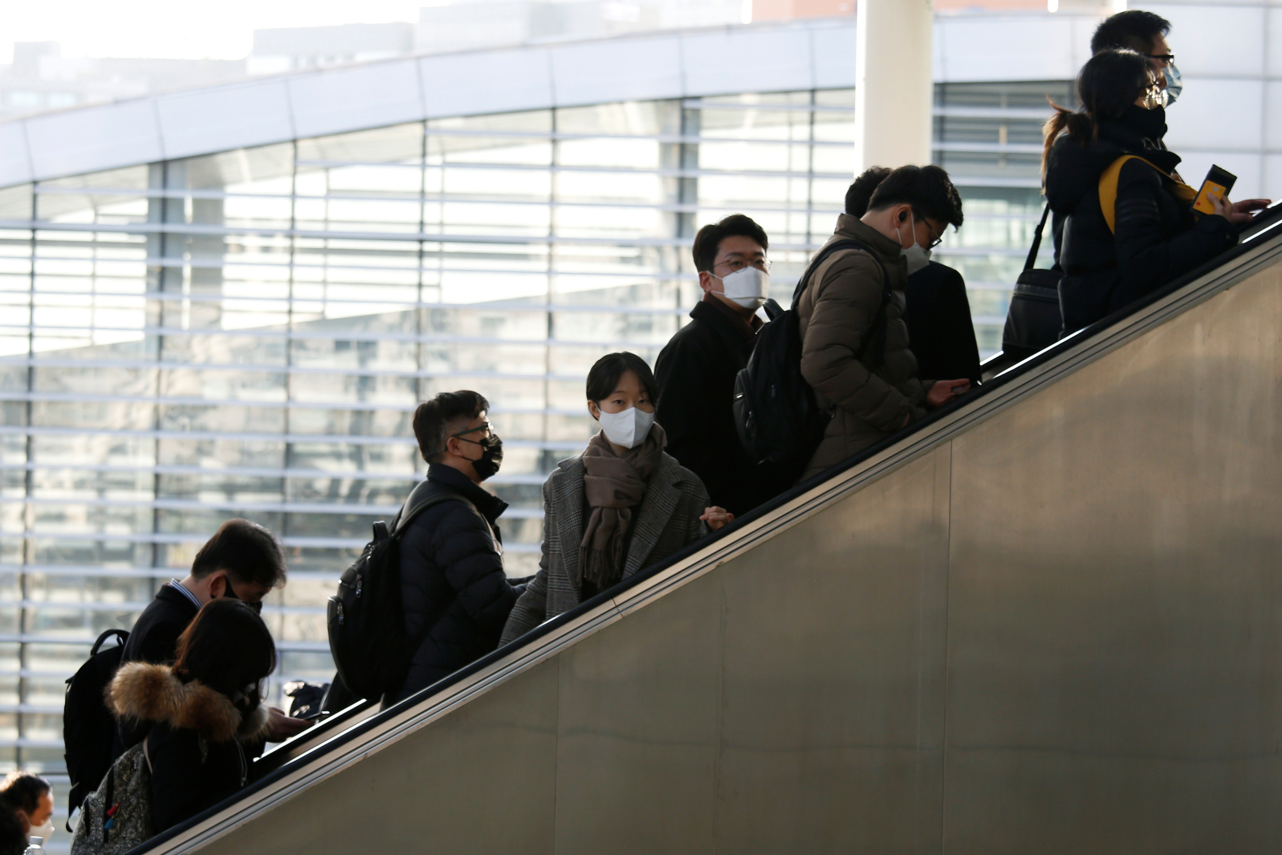 ▲▼ 南韓首爾站民眾都為新冠肺炎戴上口罩。（圖／路透）