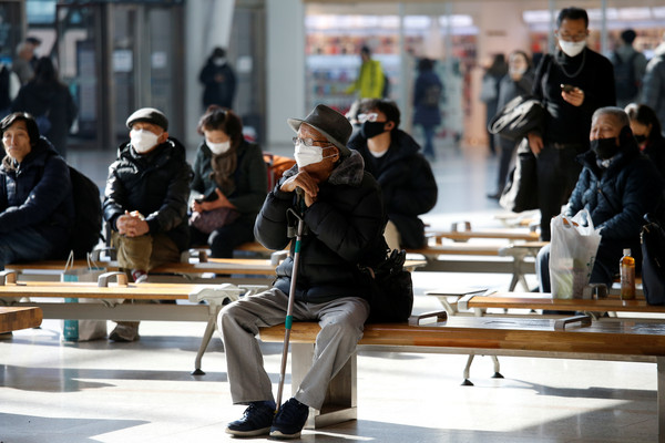 ▲▼ 南韓首爾站民眾都為新冠肺炎戴上口罩。（圖／路透）