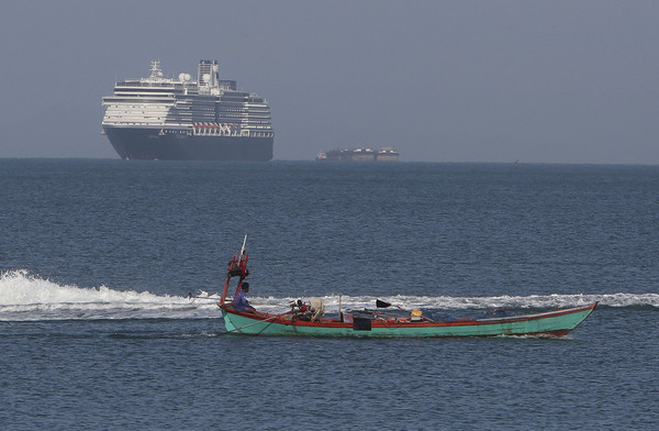 ▲▼威士特丹號於柬埔寨靠岸，當地官員準備對乘客進行篩檢。（圖／達志影像／美聯社）
