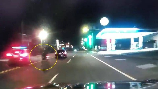 ▲警方圍捕無照眾機騎士 。（圖／記者翁伊森翻攝）