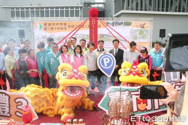 ▲台南市體3立體停車場開工動土典禮，由市長黃偉哲等人主持，希望解決市民停車與休憩問題。（圖／記者林悅攝，下同）