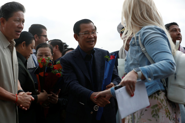 ▲柬埔寨首相洪森（Hun Sen）早上6時左右親自來到施努亞市迎接，郵輪威士特丹號（Westerdam）的乘客。（圖／路透）
