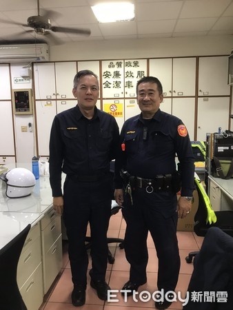 ▲台南市警一分局文化派出所巡佐黃易冬、警員陳俊宏，據報及時阻止民眾臨櫃境外匯款2000美元，成功阻詐。（圖／記者林悅翻攝，下同）