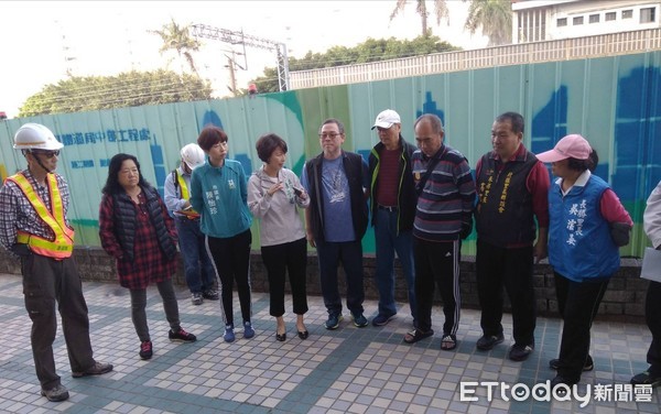 ▲台南市北區長榮新城國宅地面龜裂，住戶憂地層下陷損屋，立委陳亭妃、市議員陳怡珍邀鐵道局會勘，並請該局儘速解決讓住戶安心。（圖／記者林悅翻攝）