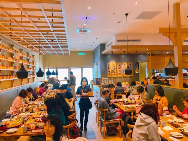▲大江購物中心情人節餐廳從中午就人氣旺。（圖／大江提供）