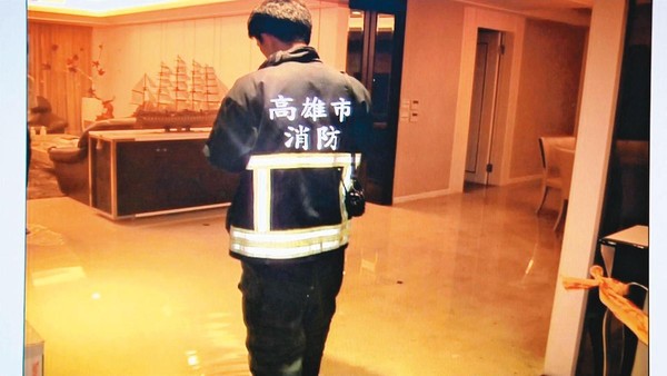 案發後，警消趕到劉郁志住處滅火，當時黃靖亞倒臥沙發上。（翻攝畫面）