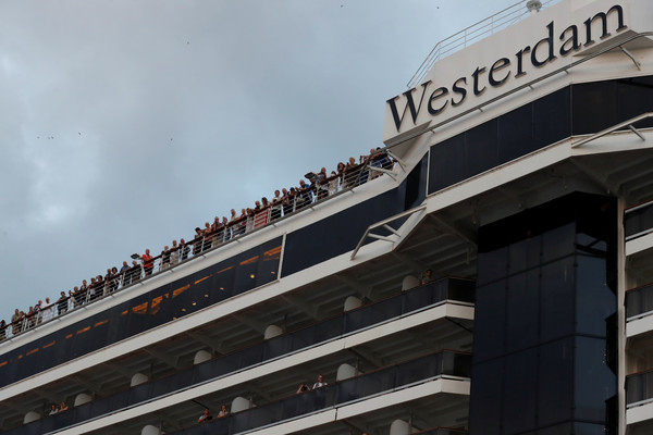 ▲▼「威士特丹號」（MS Westerdam）乘客陸續下船。（圖／路透）