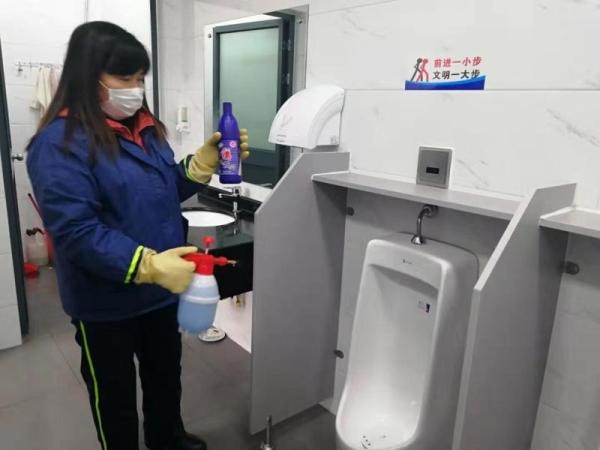 ▲上海男廁取消垃圾桶　推行「一客一潔」。（圖／翻攝自澎湃新聞）