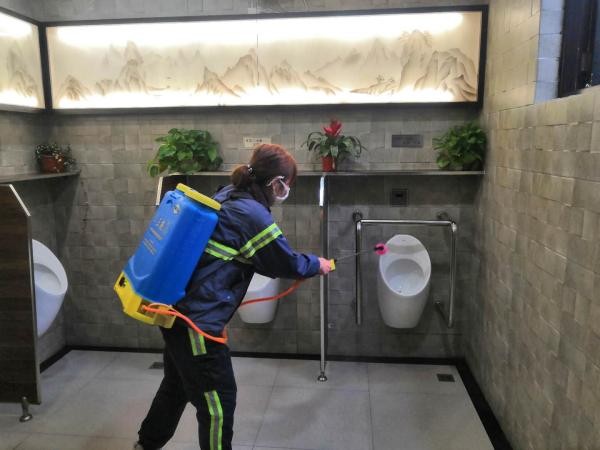 ▲▼上海男廁取消垃圾桶　推行「一客一潔」。（圖／翻攝自澎湃新聞）