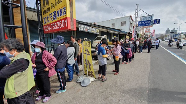 ▲彰化餐廳業者免費送出5千個口罩。（圖／彰化踢爆網）