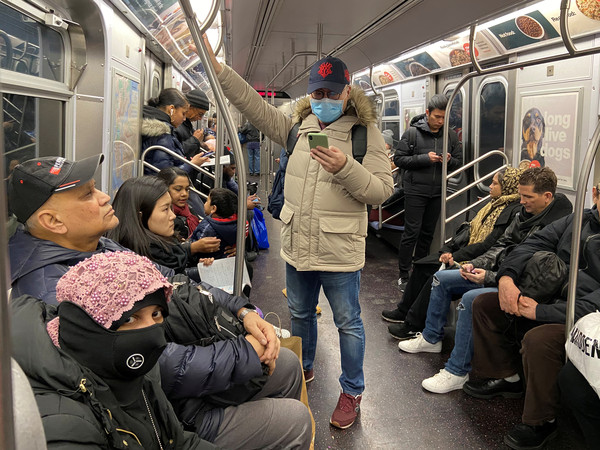 ▲紐約地鐵上部分乘客戴口罩。（圖／路透）