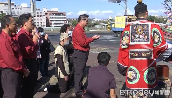 ▲馮小隊長家人回現場招魂 。（圖／記者洪靖宜翻攝）