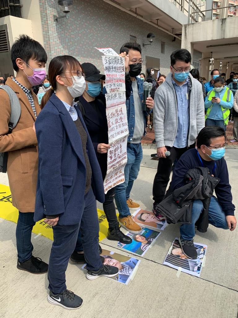 ▲香港多地串連抗議，拒絕社區診所收容肺炎病患。（圖／翻攝　頭條日報）