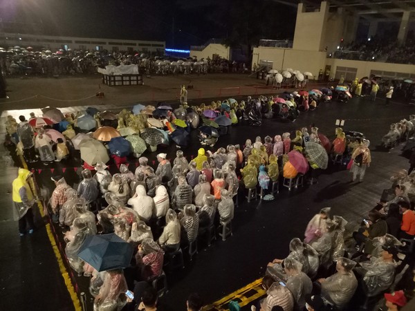 ▲上萬民眾冒雨欣賞英國珍寶馬戲團。（圖／台中市政府提供）