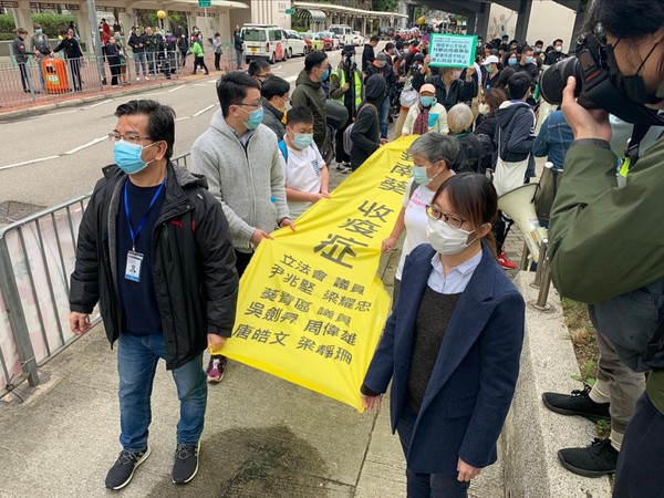 ▲香港多地串連抗議，拒絕社區診所收容肺炎病患。（圖／翻攝　頭條日報）