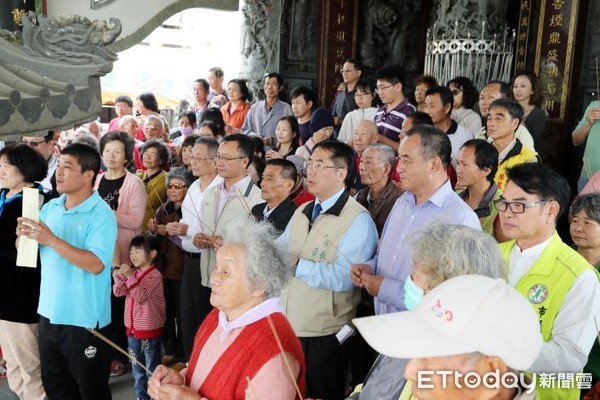 ▲台南市將軍區北嘉部落雨水下水道工程祈福謝土儀式，黃偉哲市長等人一同祈求風調雨順、國泰民安。（圖／記者林悅翻攝，下同）