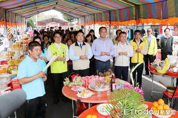 ▲台南市將軍區北嘉部落雨水下水道工程祈福謝土儀式，黃偉哲市長等人一同祈求風調雨順、國泰民安。（圖／記者林悅翻攝，下同）