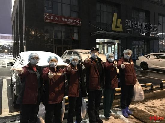 ▲▼武漢15日起降雪，氣溫斷崖式下降，感染科醫師建議應保暖及適度運動，以對抗病毒。（圖／翻攝自紅星新聞）