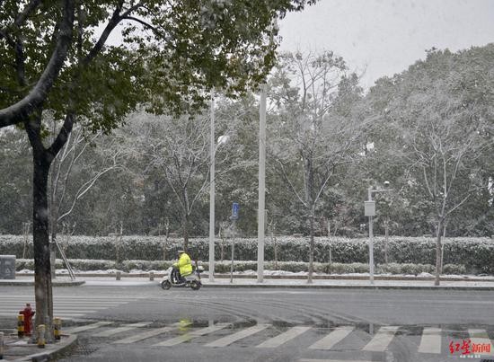 ▲▼武漢15日起降雪，氣溫斷崖式下降，感染科醫師建議應保暖及適度運動，以對抗病毒。（圖／翻攝自紅星新聞）