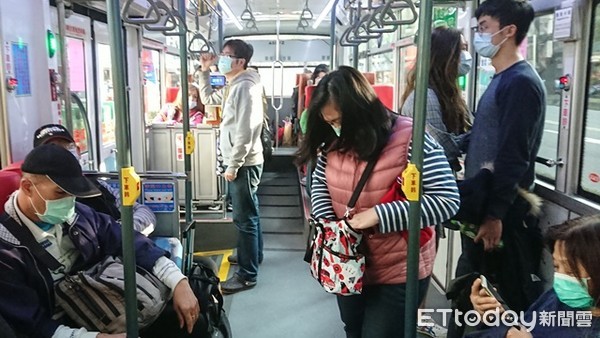 ▲武漢肺炎日趨嚴重，台北市民於寒流來襲戴口罩搭公車。（示意圖／記者林敬旻攝）