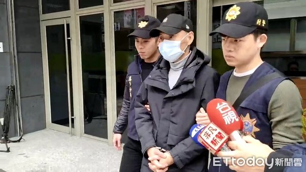 ▲在萬華區三水街飲酒店開槍傷人的方姓男子17日凌晨遭警方移送。（圖／記者張君豪翻攝）