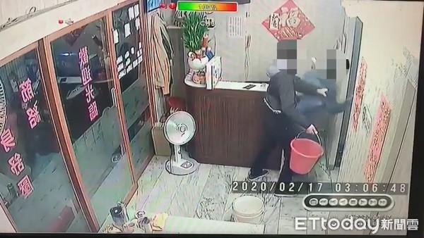 ▲▼紅白水桶潑店員汽油逼「不能報警」，畫面曝光。（圖／記者陳豐德翻攝）