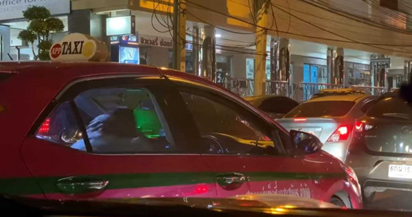 泰國當地一名計程車司機，竟然利用塞車時間，當場在車內「做運動」。（圖／翻攝臉書）