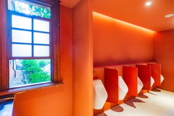 ▲溫暖燈光與磚紅色牆面有如藝展空間，堪稱公務單位最有設計感廁所。（圖／新竹市政府提供）