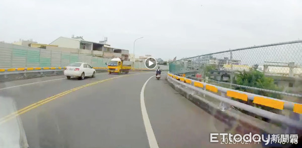 ▲斗南鎮福德陸橋中午出現一輛自小客車，「倒車」上橋，讓民眾驚呼高手在民間。（圖／記者蔡佩旻翻攝）