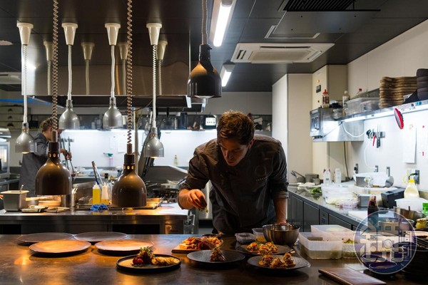 餐廳採開放式廚房設計，可以看到廚師料理過程。