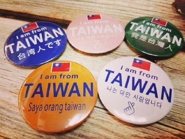 疫情延燒「我是台灣人」胸章、貼紙拍賣搜尋量成長9倍（圖／露天拍賣提供）