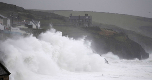 丹尼斯風暴襲擊英格蘭西南部的小港口。（圖／達志／美聯社）