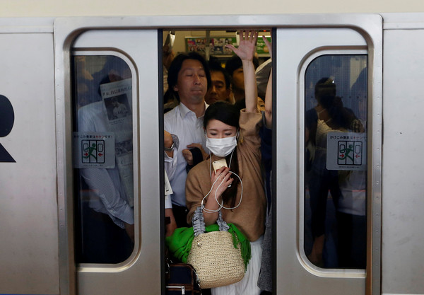 ▲▼日本民眾搭乘電車通勤。（圖／路透）