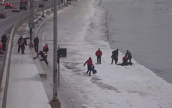 入冬最冷時腳滑摔進冰湖，熱心晨跑哥即刻救援。（圖／翻攝自Facebook／Chicago Police Department）