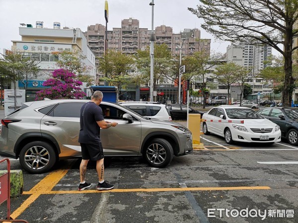 ▲健身工廠總經理陳尚文在停車場協助顧客停車             。（圖／地方中心攝）
