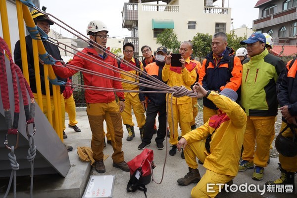 ▲台南市消防局辦理救助師資班複訓，增進消防人員繩索救助操作技術，提升人命救助之效率。（圖／記者林悅翻攝，下同）