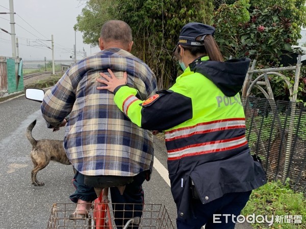 ▲▼劉姓長者身體不適，雙腳麻痺無法踩踏腳踏板，雨中受困在道路中央，貼心女警助推代步車送回家。（圖／記者王兆麟攝）