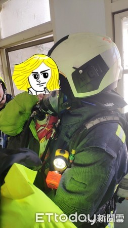 ▲救護員對男童說：「我們來戴太空人的面罩好嗎？太空人都用這個面罩來呼吸，先試試看？」他才說好並配合搜救人員一起下樓。